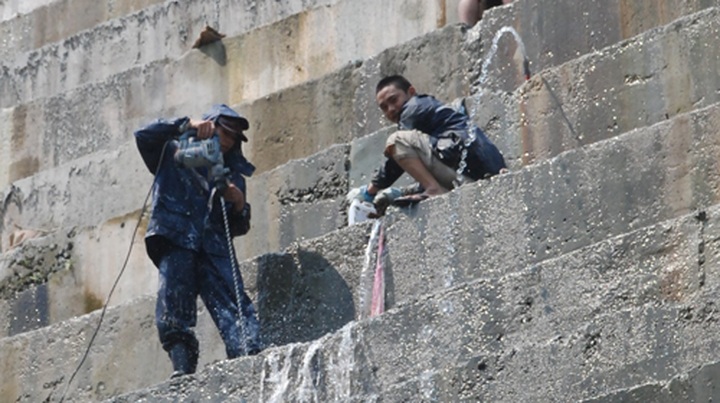 Cracks in hydropower dam pose possible danger - 2 Cracks in hydropower dam pose possible danger - 2