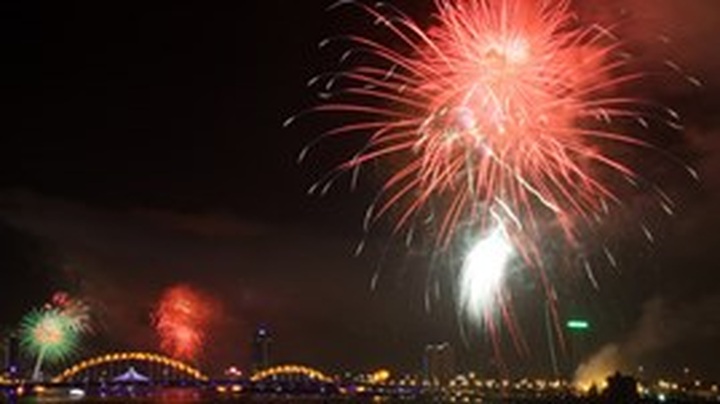 Danang prepares for fireworks extravaganza - 1