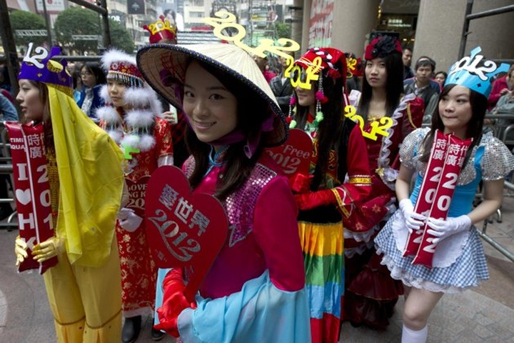 World to ring in 2012 with spectacular fireworks - 1 World to ring in 2012 with spectacular fireworks - 1