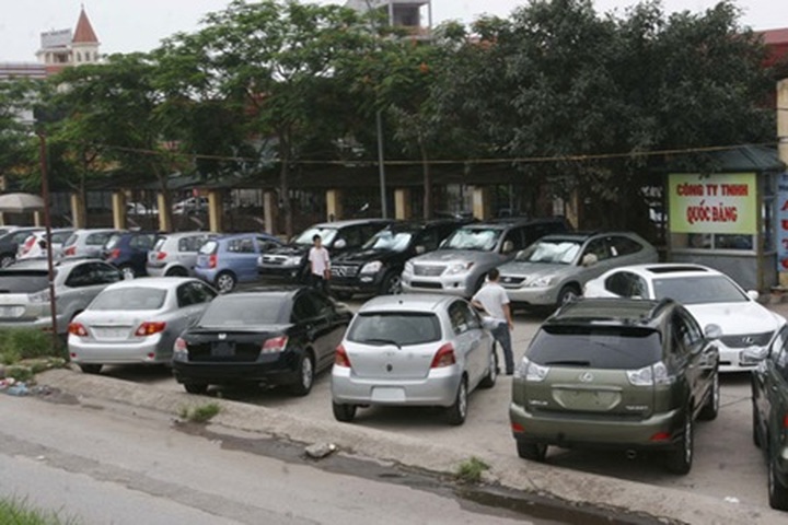 Auto industry faces risk of collapse - 1