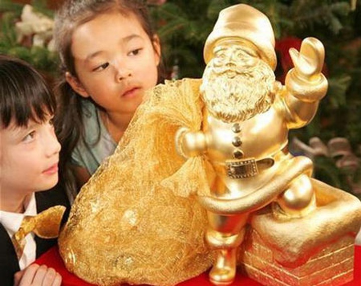 Visiting gold-leaf village in Hanoi - 1