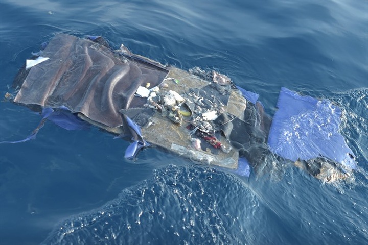 More body parts found from crashed Indonesian jet - 1