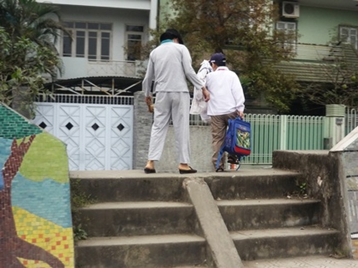 English-speaking home helps grab lucrative jobs - 1