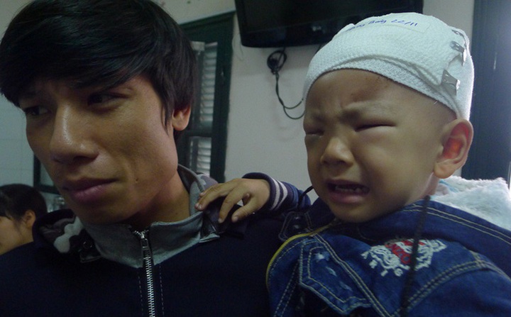 Father quits job to take care of ill wife and son - 1