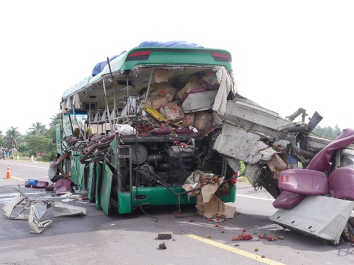 Five killed, six injured in bus, tractor collision in Binh Dinh - 2