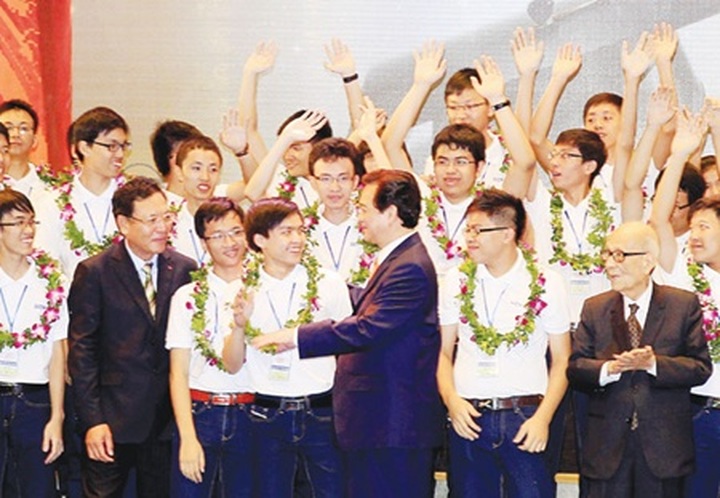 PM Dung calls for highly creative, brighter teachers - 1