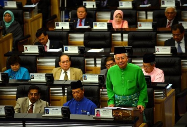 Malaysian PM dissolves parliament for landmark polls - 1