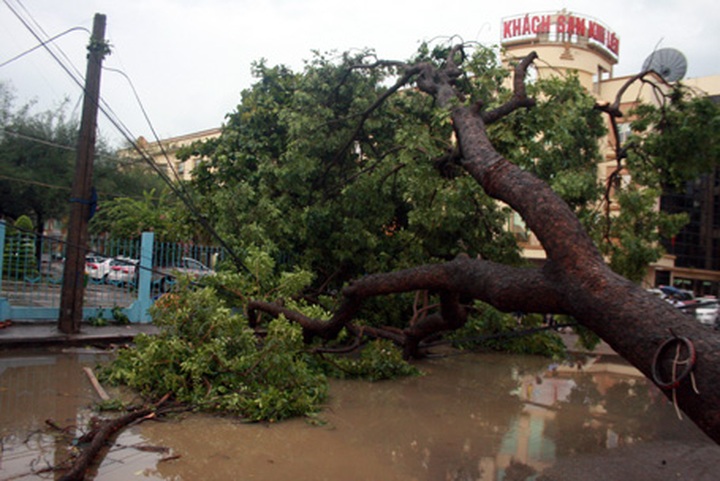 Hanoi streets flooded while typhoon Kai Tak advancing - 1