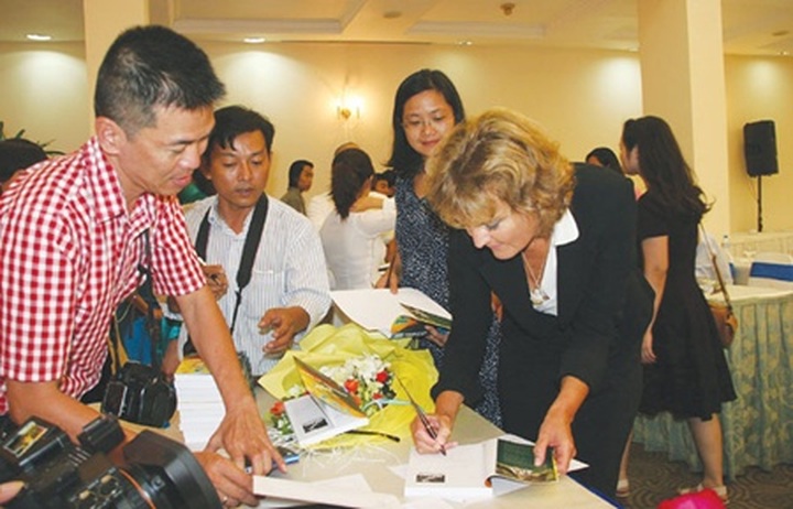 Plane crash survivor shares her memories - 1