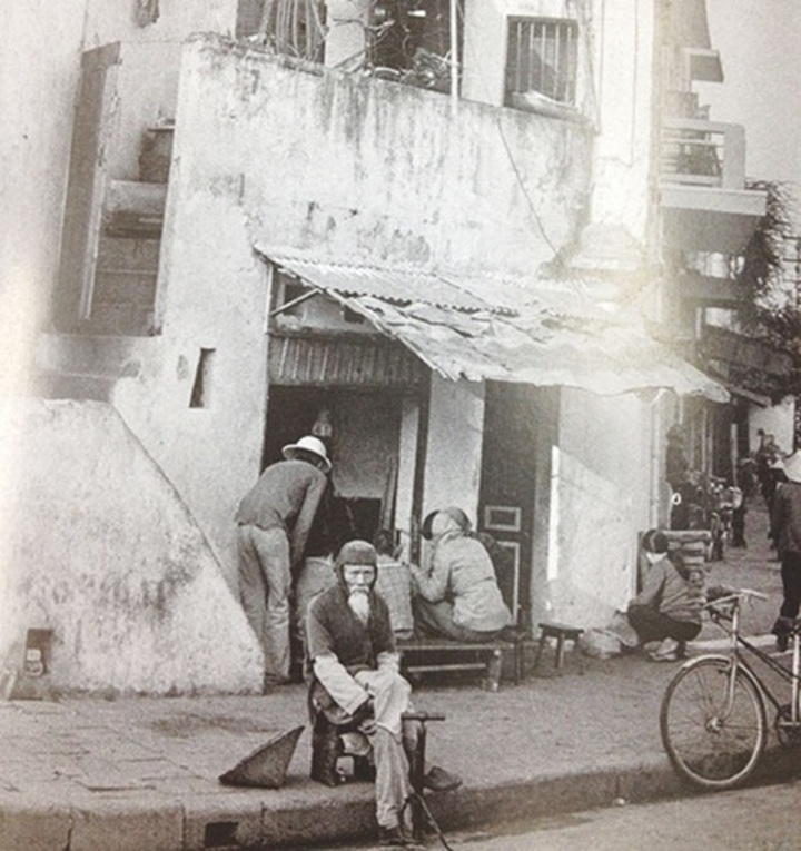 Photos recall streets of a vanished Hanoi - 2 Photos recall streets of a vanished Hanoi - 2