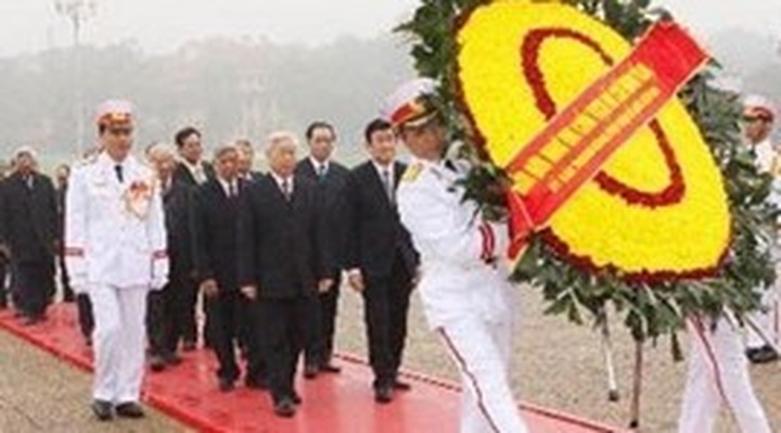 Party and State leaders pay homage to President HCM - 1