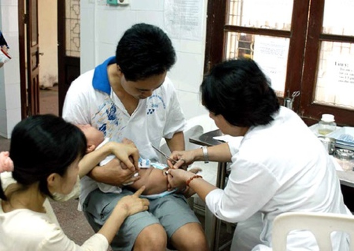 Vietnam switches to injectable polio vaccine in fresh eradication push - 1