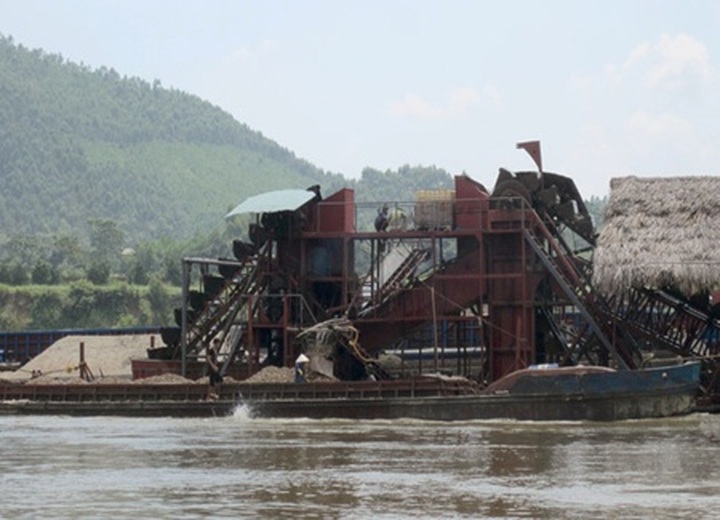 Tuyen Quang gets tough on mining firms - 1