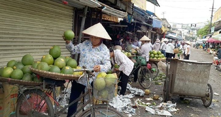 Market waste causes a stink in Long Bien area - 1