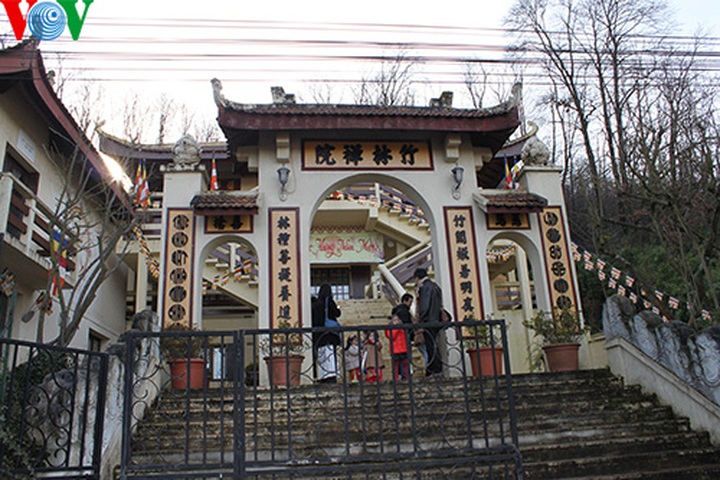 Vietnamese pray for good luck in France - 1