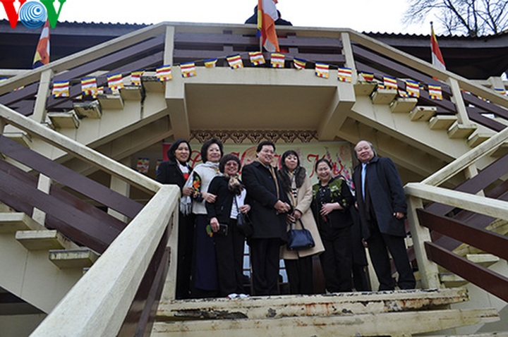Vietnamese pray for good luck in France - 6
