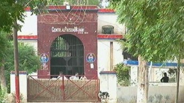 Militants attack Pakistan prison, freeing hundreds - 1