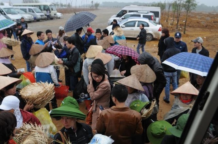 Lax security causes chaos at a festival - 1