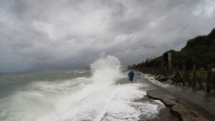 Typhoon kills 4 in Philippines, cuts power ahead of Christmas - 1 Typhoon kills 4 in Philippines, cuts power ahead of Christmas - 1