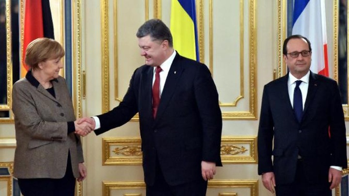 Merkel, Hollande bring peace plan to Kiev, Moscow - 1