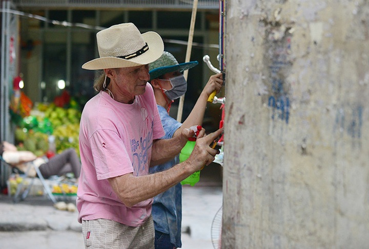 American veteran helps clean Hanoi walls - 2