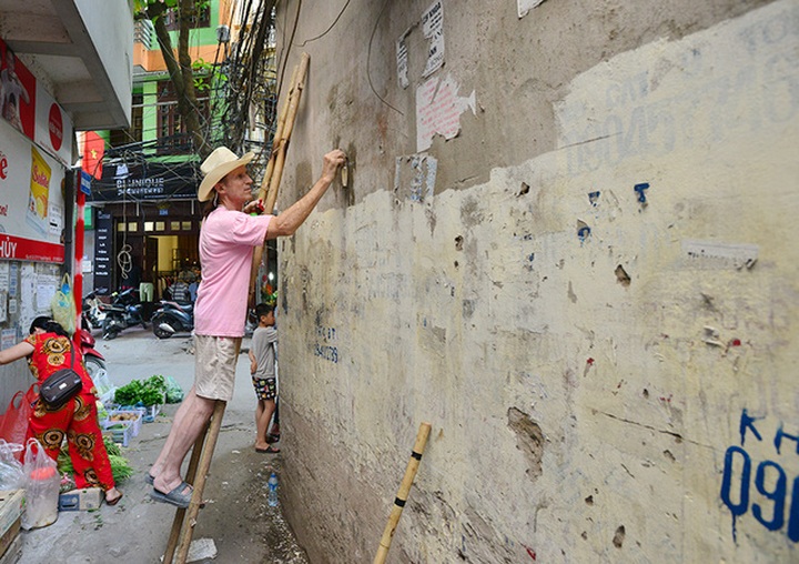 American veteran helps clean Hanoi walls - 5