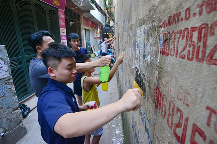 American veteran helps clean Hanoi walls - 7