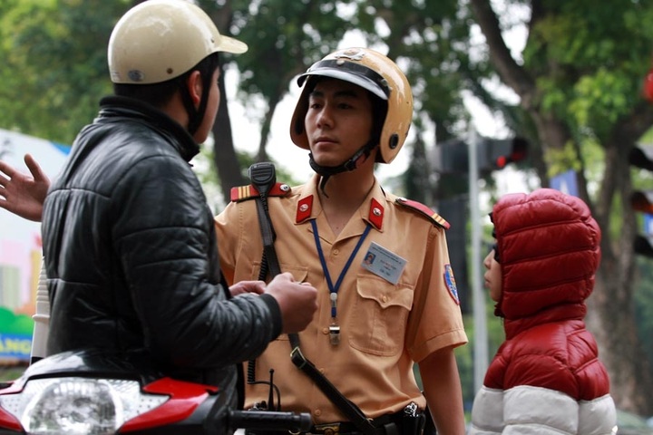 Hanoi police start clamping down on children helmet rules - 5