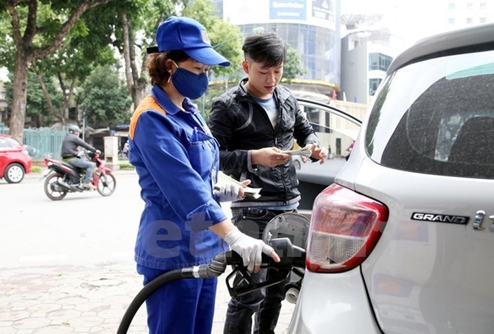 Petrol prices increase by 300 VND per litre - 1
