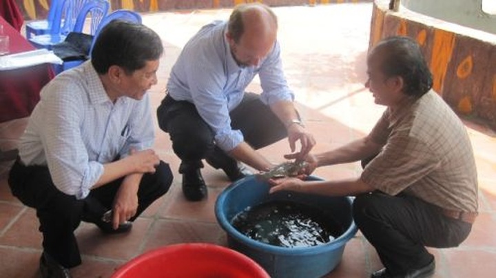 Australian aid targets low-income earners - 1