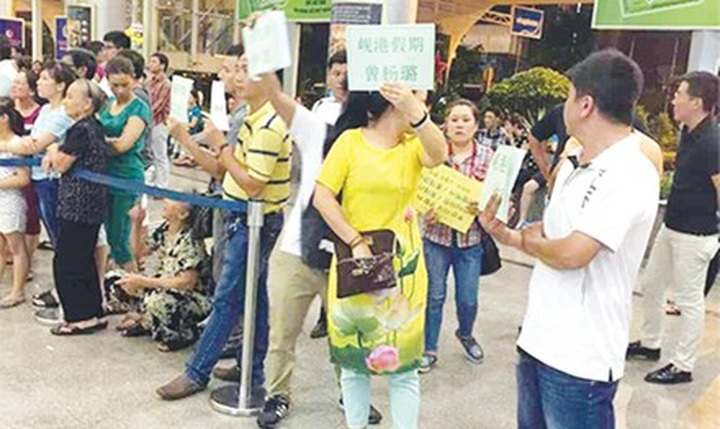 Illegal foreign tour guides found in Danang - 1