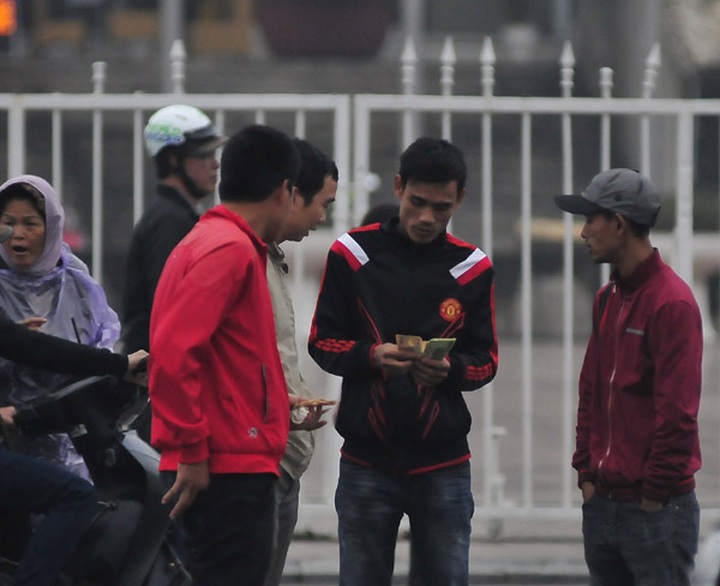Ticket scalpers cash in on Vietnam-Malaysia match - 1 Ticket scalpers cash in on Vietnam-Malaysia match - 1