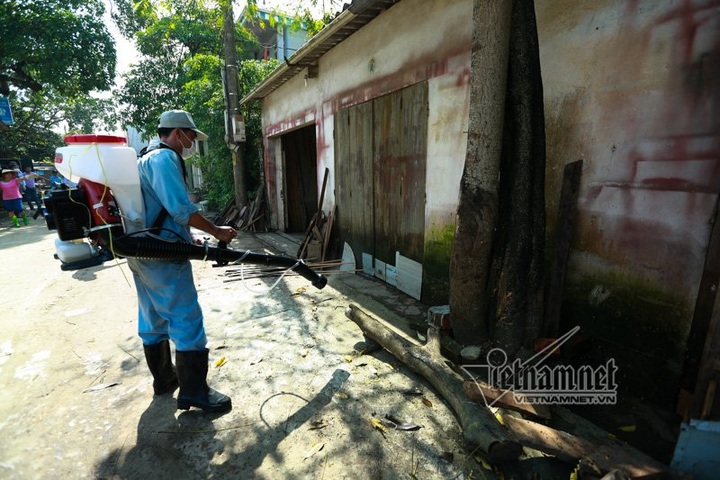 Chuong My rushes to clean up the flood-hit areas - 2