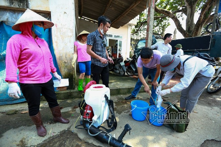 Chuong My rushes to clean up the flood-hit areas - 1