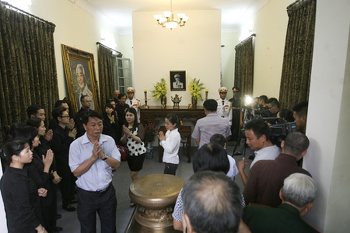 Thousands pay respects to revered General Vo Nguyen Giap - 13