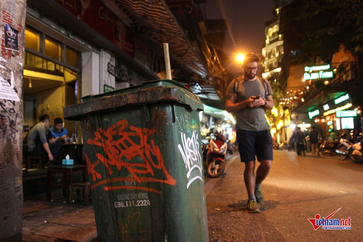 Hanoi Old Quarter suffers graffiti tag rash - 12