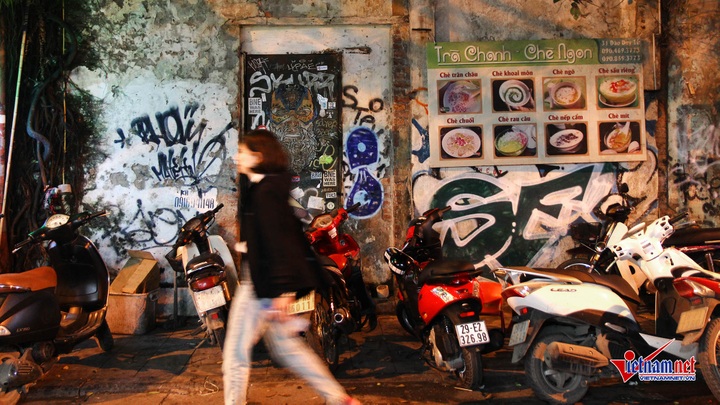 Hanoi Old Quarter suffers graffiti tag rash - 2