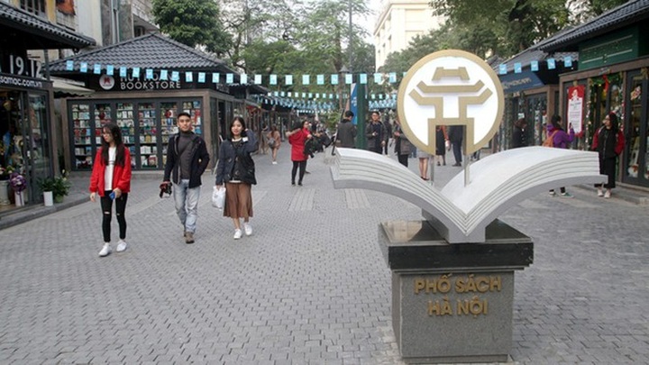 Hanoi book street fails to attract visitors - 1