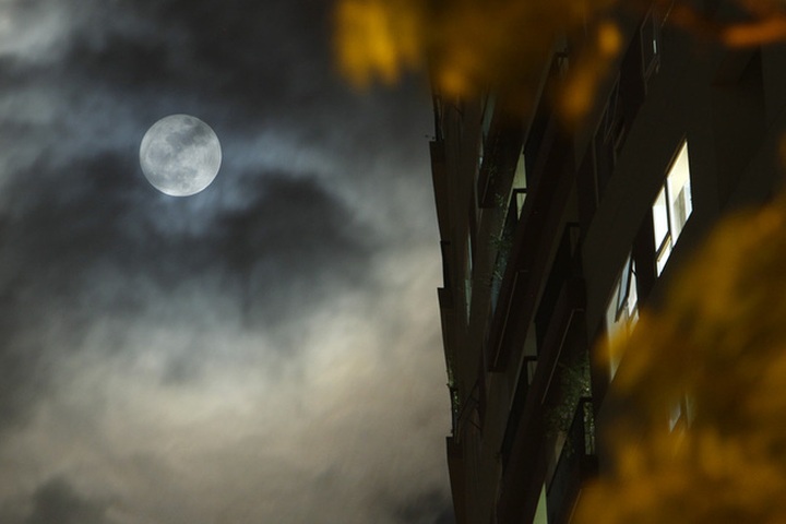 Largest ‘supermoon’ in nearly 70 years seen in Hanoi, HCM City - 1