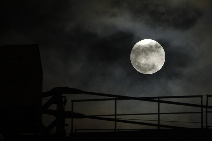 Largest ‘supermoon’ in nearly 70 years seen in Hanoi, HCM City - 3