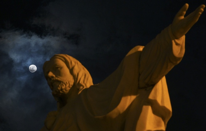 Largest ‘supermoon’ in nearly 70 years seen in Hanoi, HCM City - 7