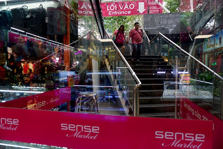Underground parking lot transformed into busy market - 1