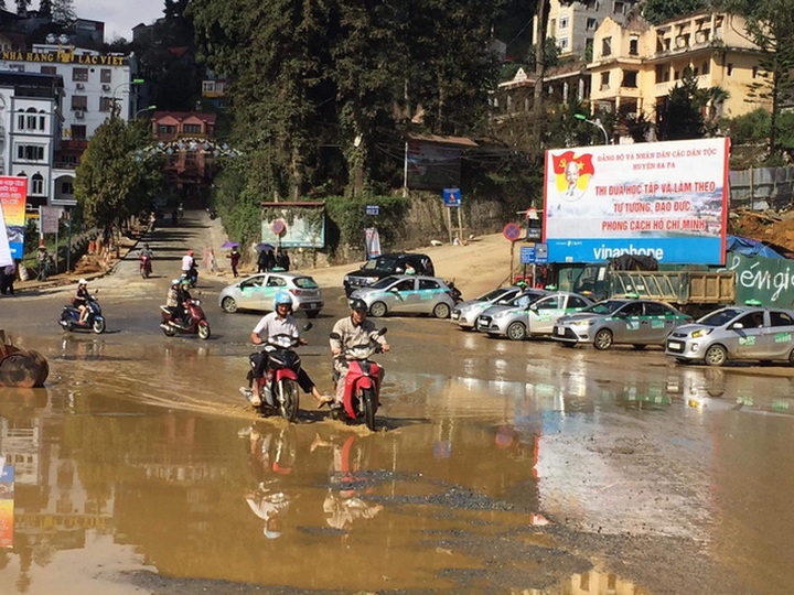 Bad roads in Sapa still ignored - 1