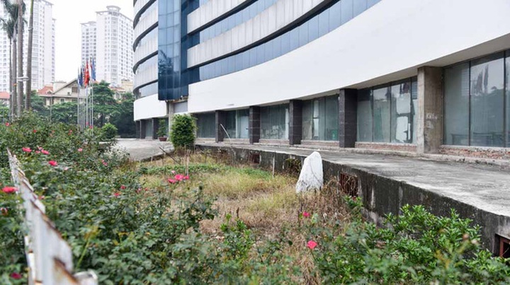 USD-50m international hospital lies abandoned in Hanoi - 2