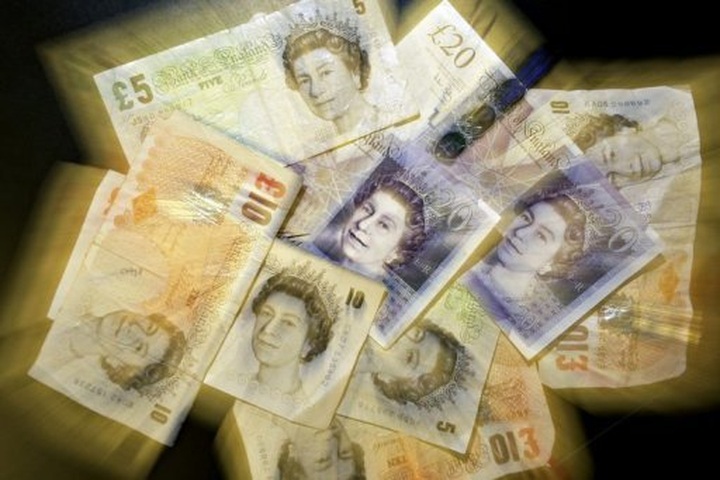 Fitch lowers UK outlook to 'negative', confirms AAA rating - 1