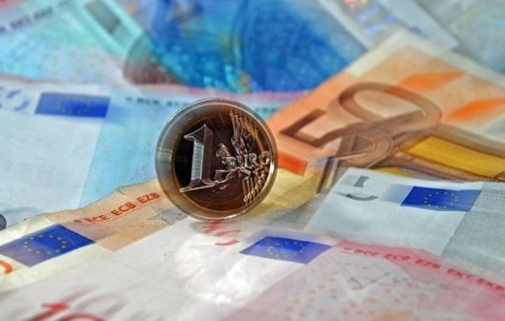 Euro falls in Asia after France, Greece elections - 1
