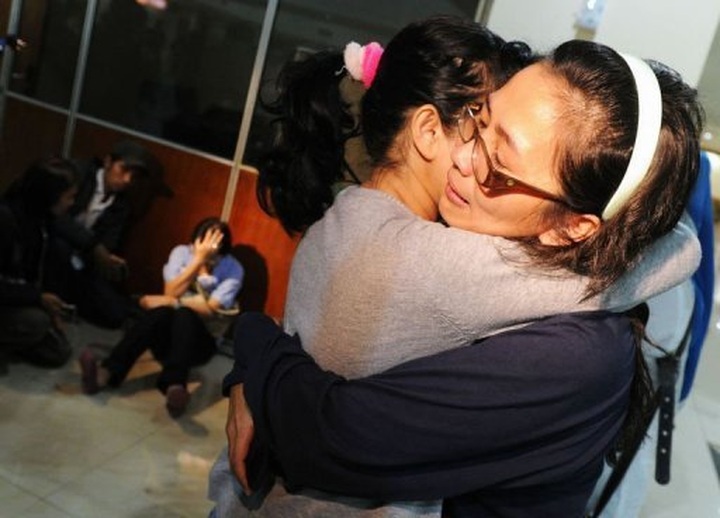 Indonesia steps up search for missing plane - 1