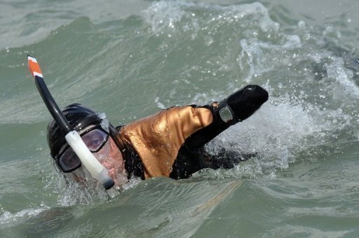 Limbless Frenchman swims from PNG to Indonesia - 1