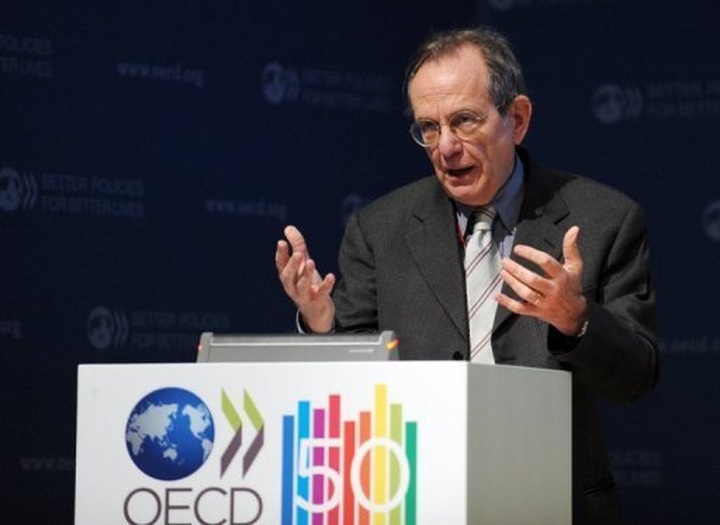 OECD warns eurozone crisis stunting global recovery - 1