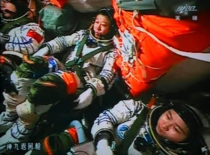 Three Chinese astronauts return to Earth - 1